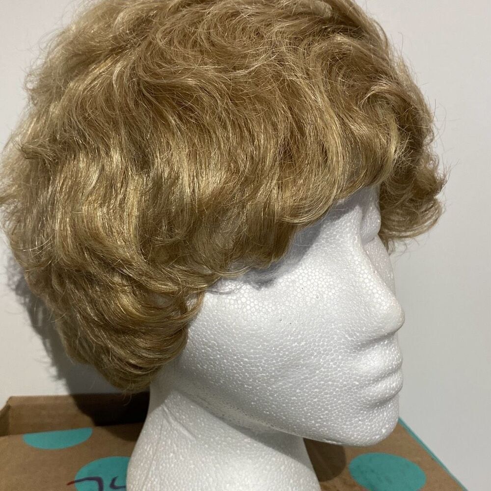Paula Young Women's A4026 Chantal-A 4/88A Golden‎ Wheat Wavy Short Wig NWT